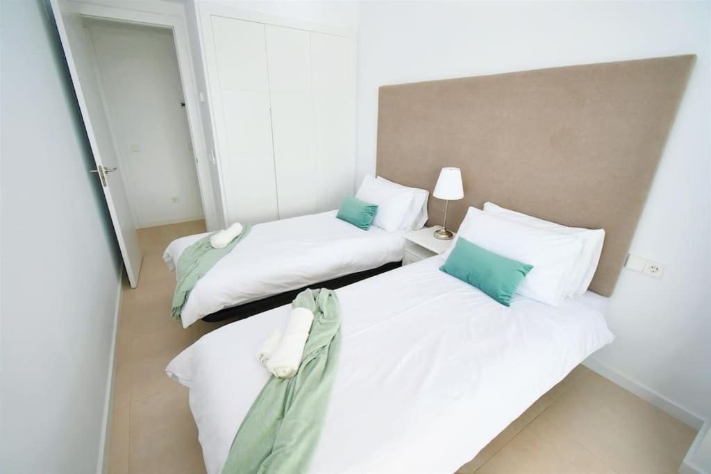 Casa Kerr - Luxury Apt - Sleeps 9 - Los Boliches Apartman Málaga Kültér fotó