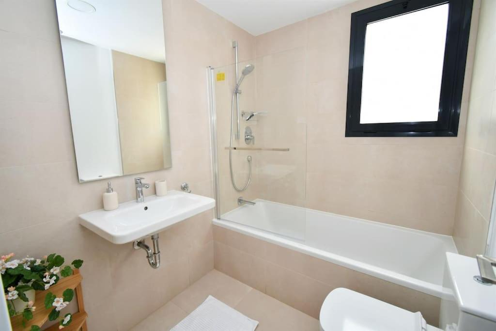 Casa Kerr - Luxury Apt - Sleeps 9 - Los Boliches Apartman Málaga Kültér fotó